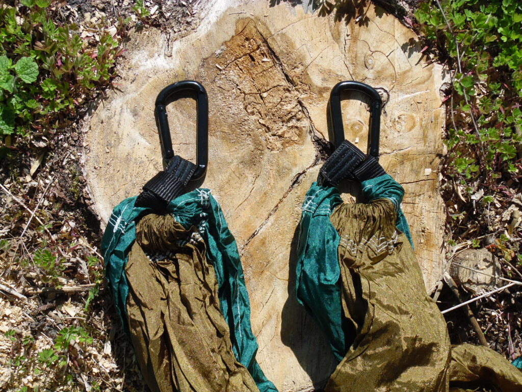 On the left side the carabiner is attached to the hammock incorrectly - on the right side it is attached correctly