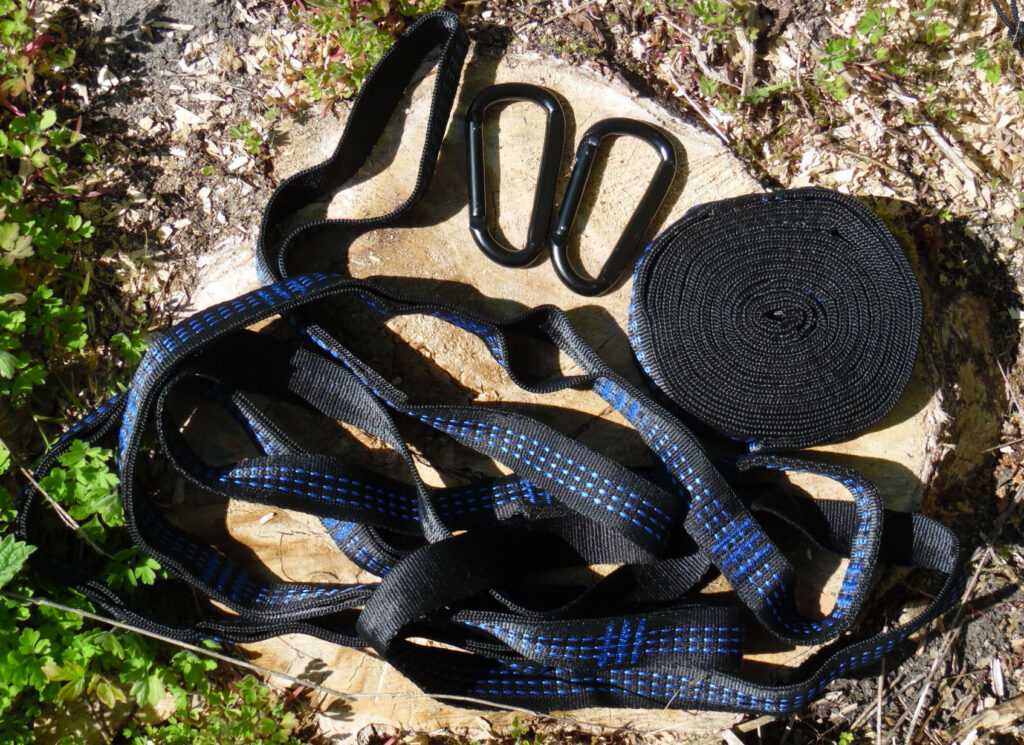 Tree straps suspension kit from Overmont includes 2 straps, 2 carbiners and a packaging bag 