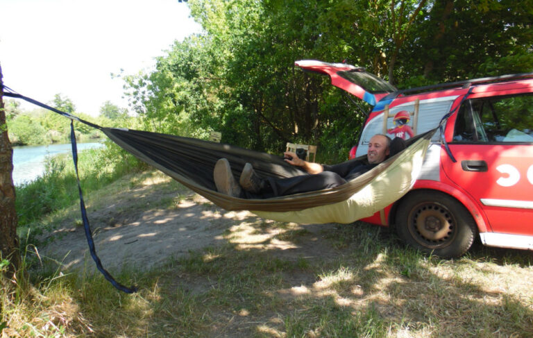 How to hang a hammock from a car