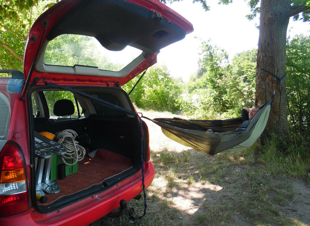 How to hang a hammock from a car